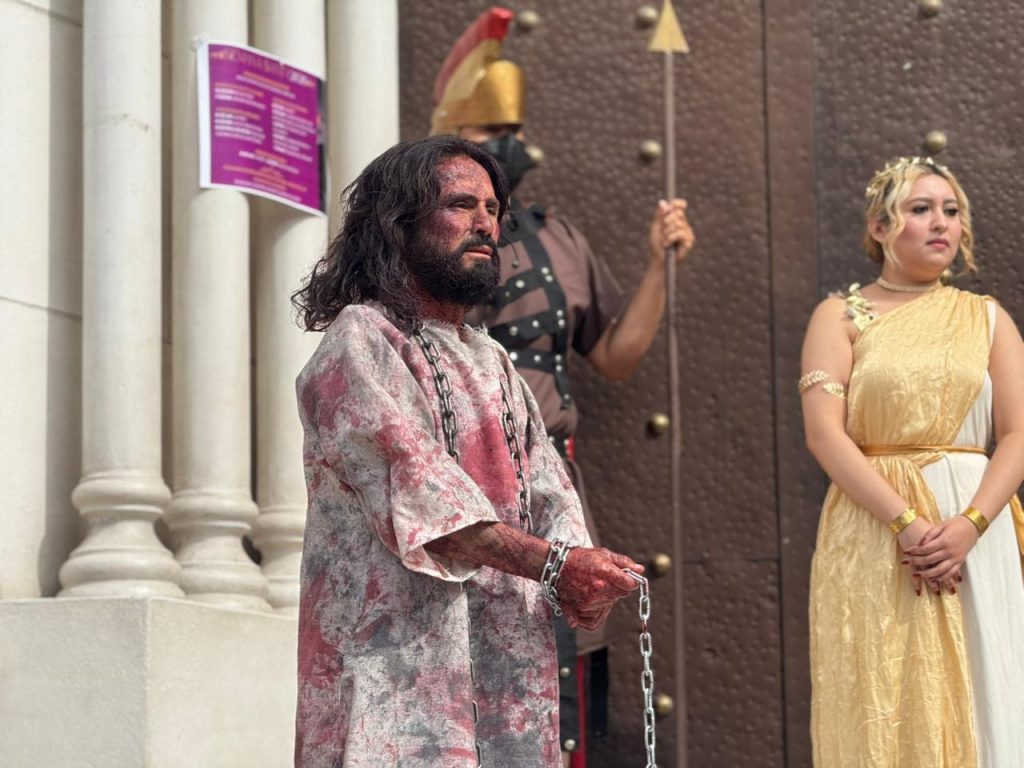 Realizan viacrucis en Tijuana