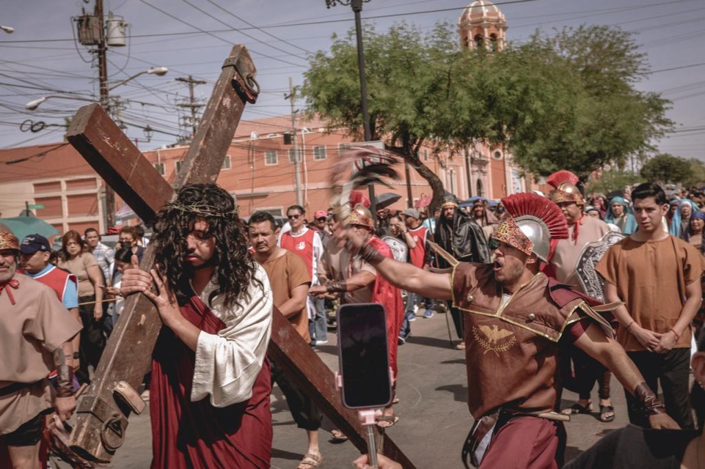Llevan a cabo viacrucis en Mexicali