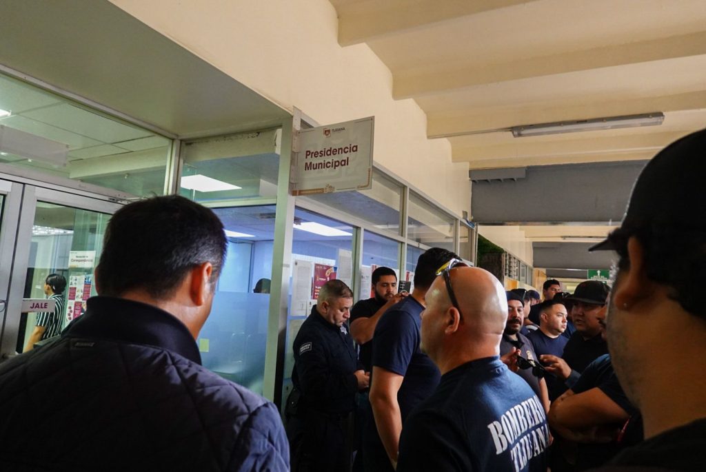 Incumple Alcalde de Tijuana, Ismael Burgueño; protestan Bomberos en palacio municipal