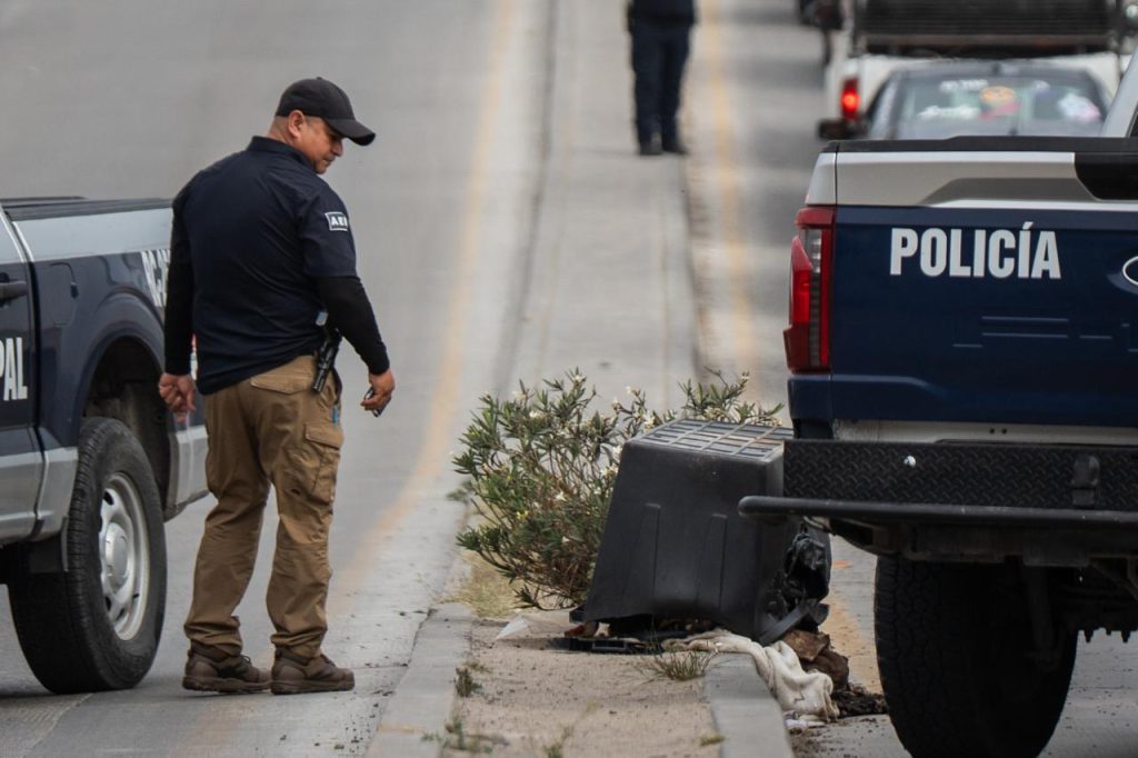 Dejan caja con restos humanos sobre el bulevar Gato Bronco; vialidad fue cerrada