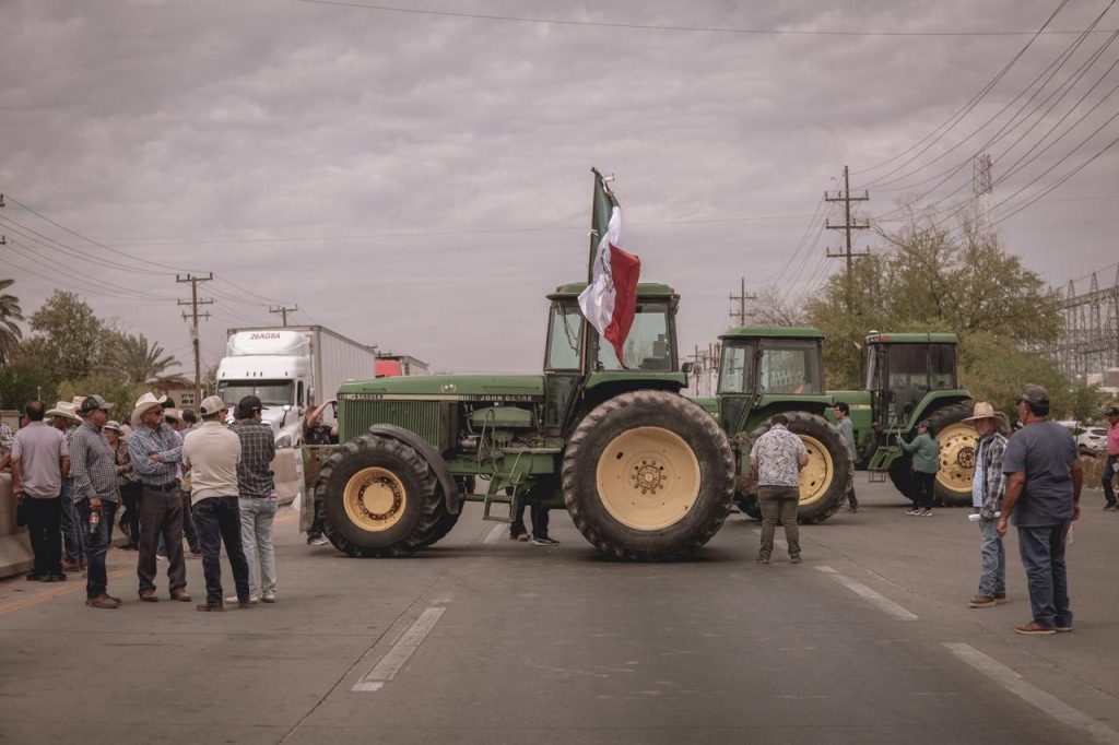 Bloquean agricultores carretera a San Luis Río Colorado