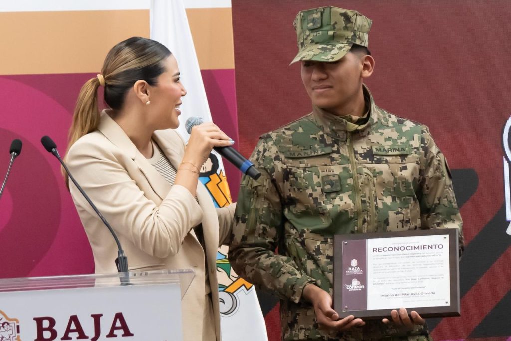 Reconocen a marino que salvó a vacacionistas de morir ahogados en San Felipe