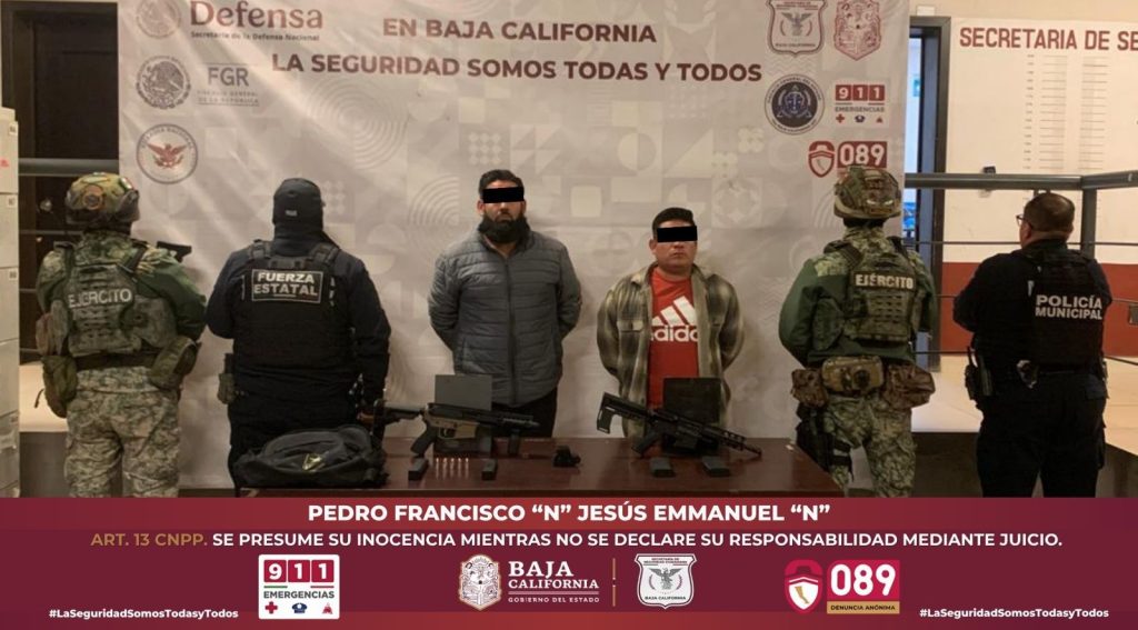 Arrestan a par de sujetos en posesión de armas largas