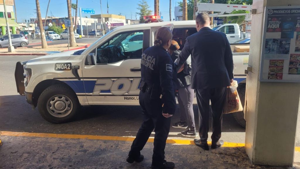 Policías reúnen con familia a estadounidense con reporte de búsqueda