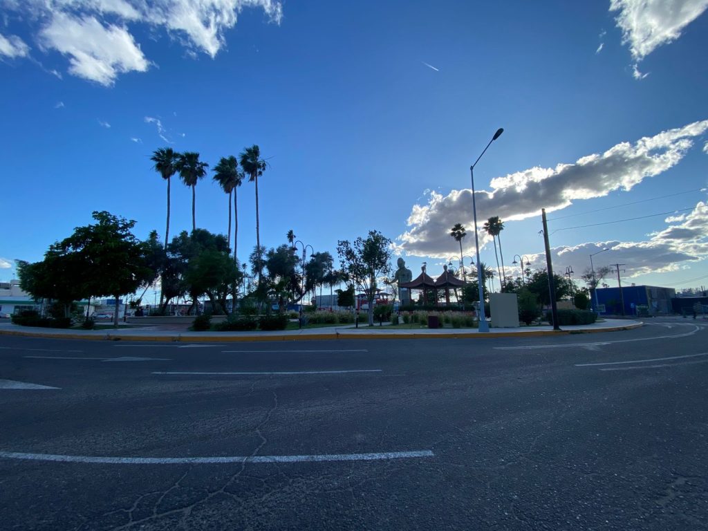 Comerciantes del Centro Histórico se quejan contra Ayuntamiento de Mexicali por cerrar glorieta por turistas