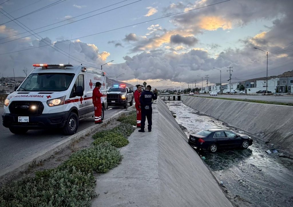 Vehículo sale proyectado y termina en canalización del bulevar Los Olivos Norte