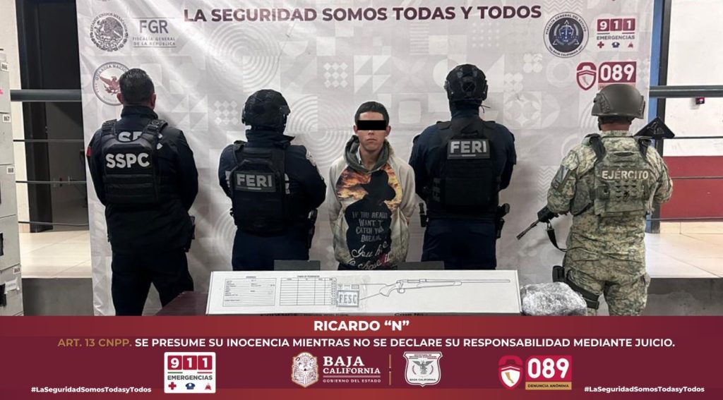 Arrestan a motociclista con fusil de cargo en Tecate