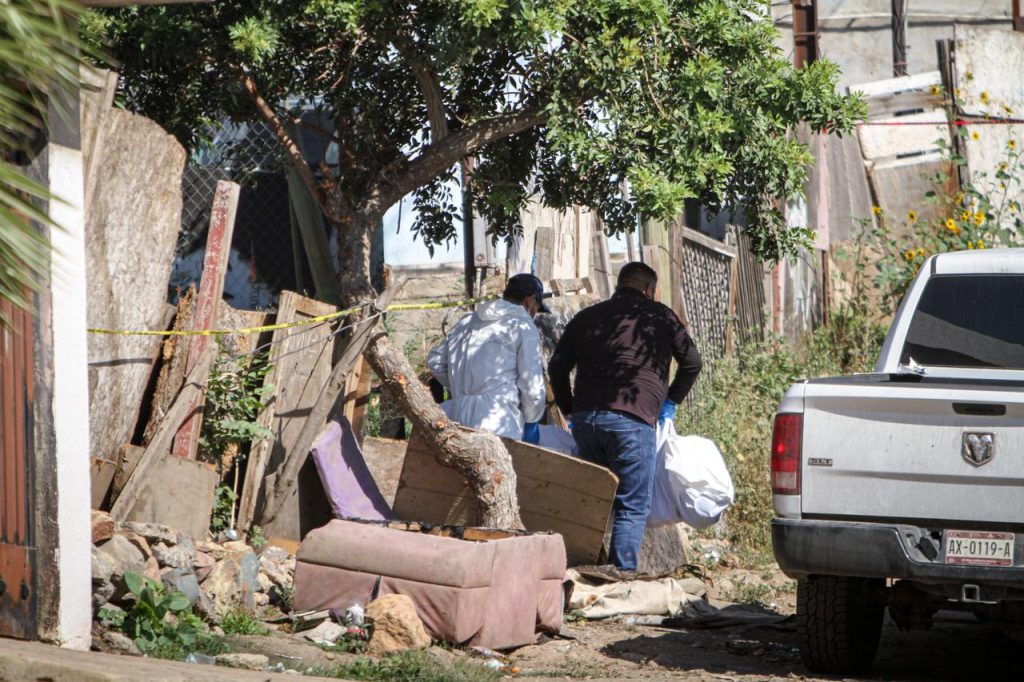 Localizan a pareja sin vida con huellas de violencia en la colonia Girasoles