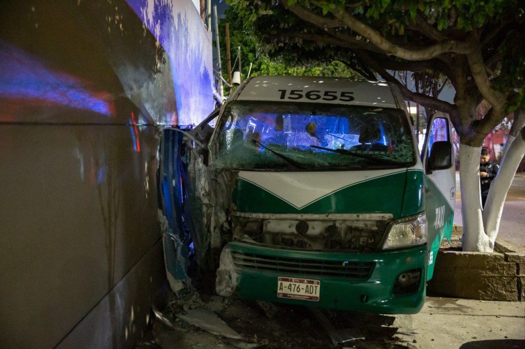 Taxi de ruta se impacta contra preparatoria en El Rubí; conductor no es localizado en el lugar