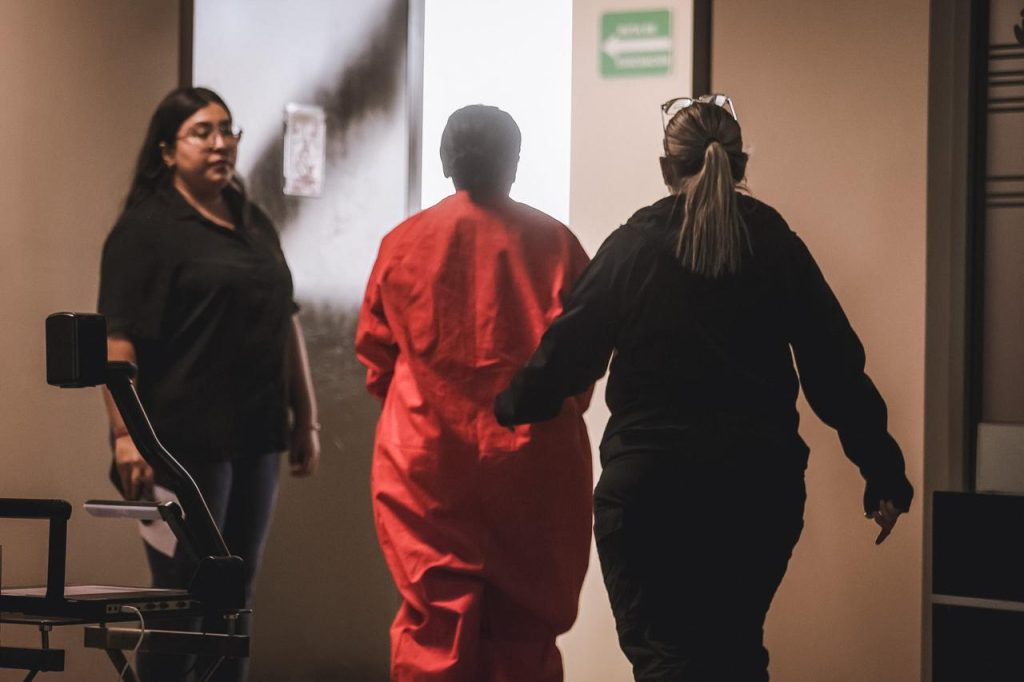 Vinculan a proceso a Selina N por tres delitos; audiencia se reanudará en seis meses