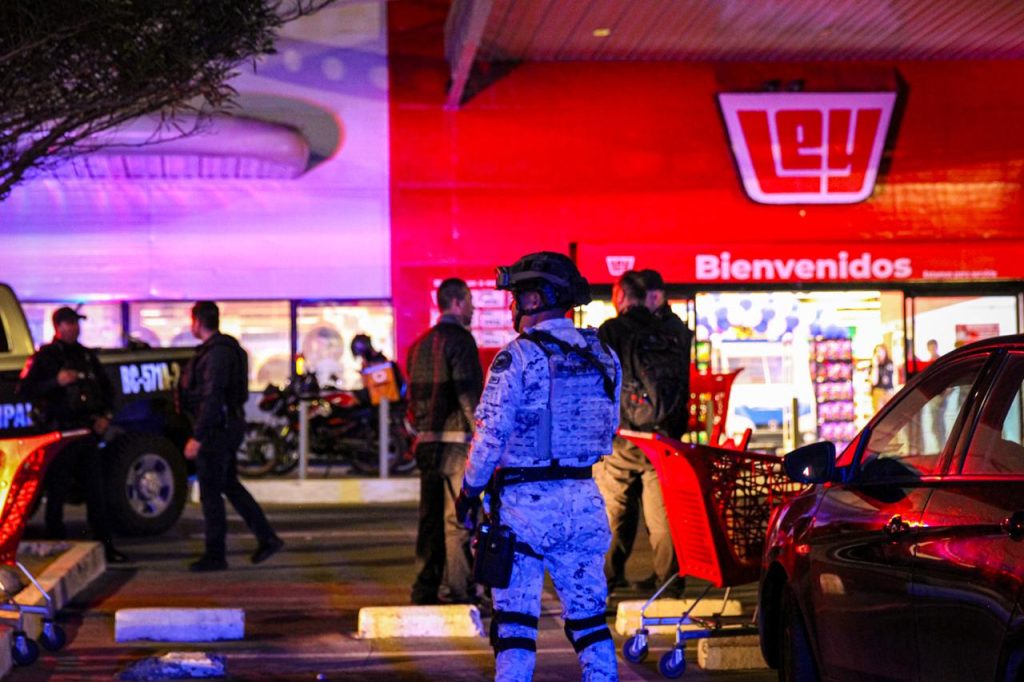 Asalto con violencia en tienda Ley Casa Blanca deja un detenido y un guardia lesionado
