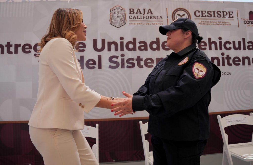 Entrega Gobernadora Marina del Pilar uniformes, equipo y vehículos a custodios de prisiones de BC
