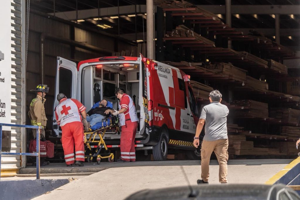 Cliente resulta lesionado tras caída de cubiertas de madera en negocio de Tijuana