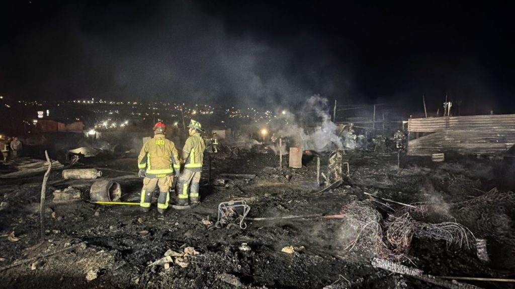 Incendio consume al menos ocho viviendas en Terrazas del Valle