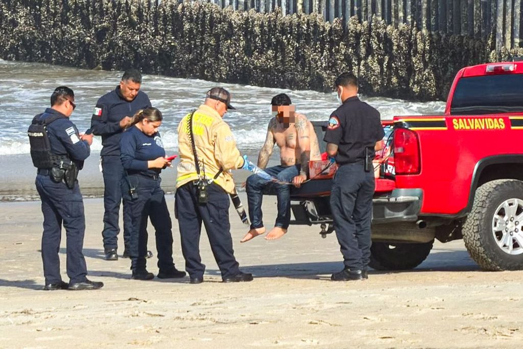 Rescatan a hombre atrapado en el muro fronterizo en Playas de Tijuana; suman 7 rescates por intentos de cruce