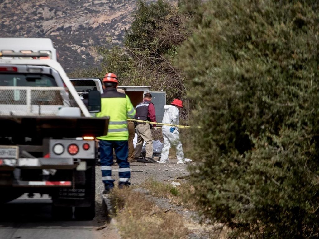 Localizan a hombre sin vida con huellas de violencia en carretera de cuota Tecate