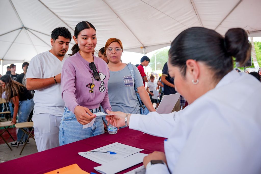 Alcaldesa de Mexicali entrega estímulos económicos a niñez y jóvenes cachanillas