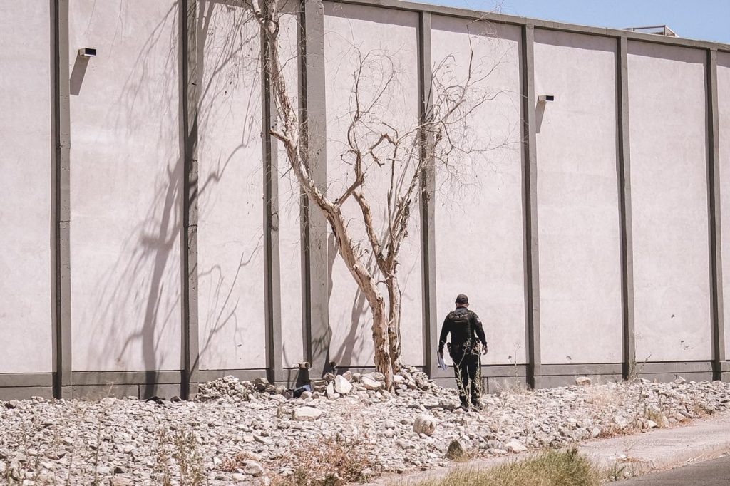 Hallan masculino sin vida en vía pública en Mexicali