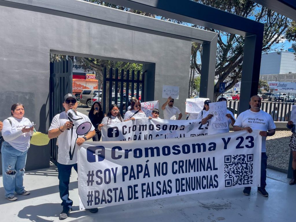 Marchan en Tijuana integrantes del colectivo “Soy papá no criminal” por igualdad en procesos legales
