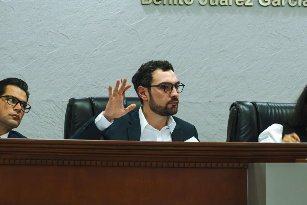 Elevan requisitos para conductores de automóviles de Baja California