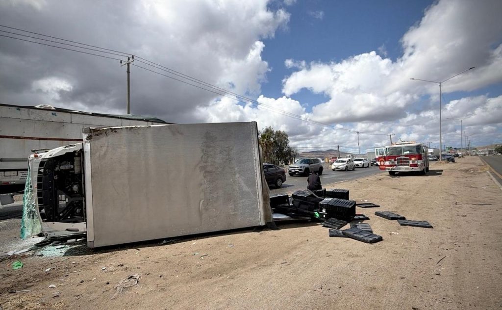 Camión repartidor de pollo vuelca en la carretera libre Tijuana-Tecate; no hubo lesionados