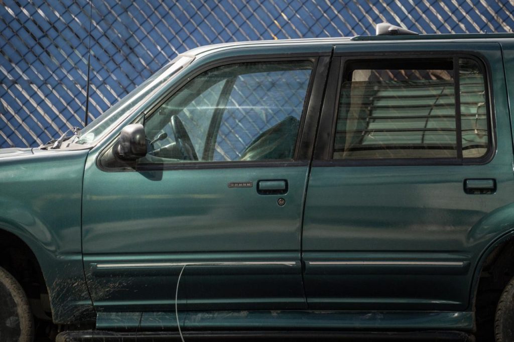 Hallan persona sin vida dentro de vehículo abandonado en la Zona Río