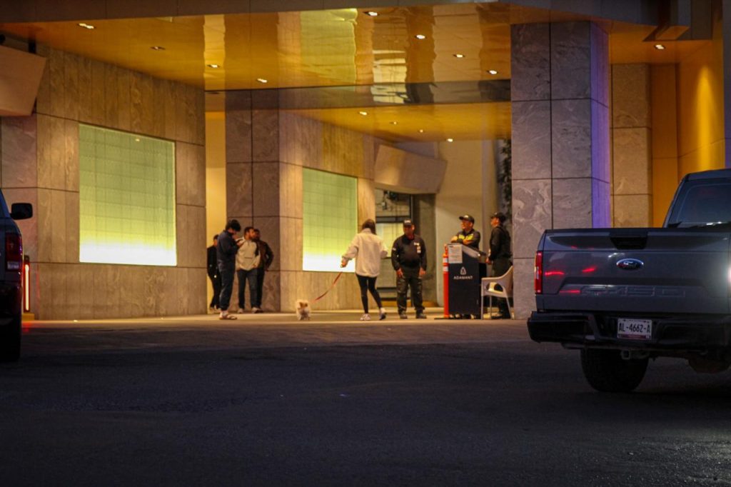 Hombre muere tras ser apuñalado en el edificio Adamant; su pareja es detenida