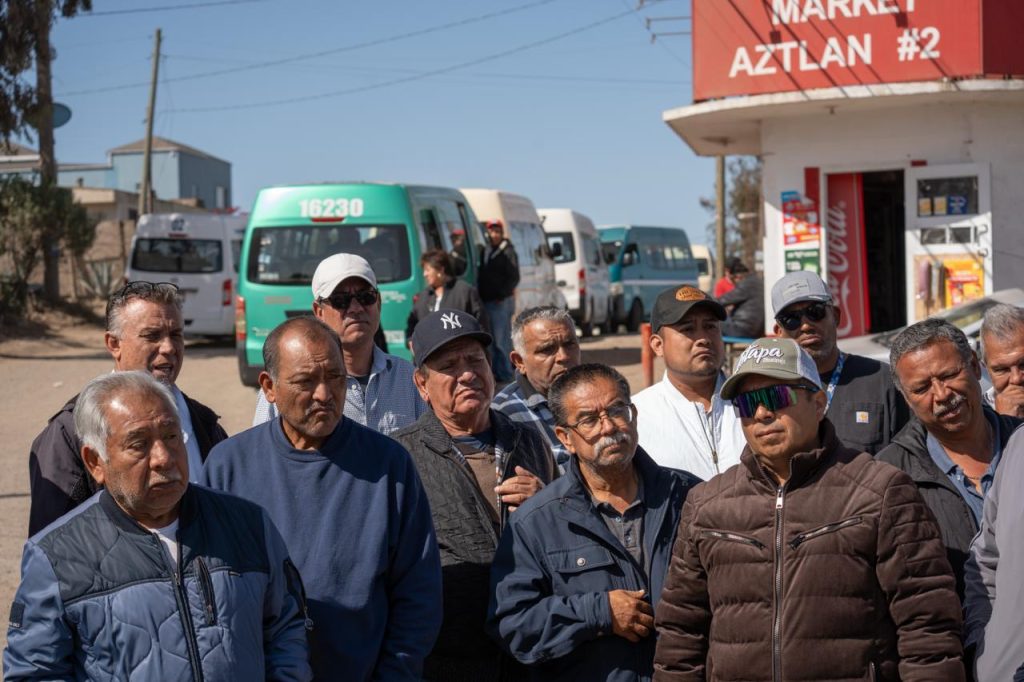“Debe haber piso parejo y no favoritismos”: taxistas de Rosarito realizan bloqueo por segundo día y acusan falta de atención por IMOS
