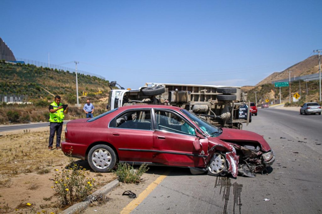 Aparatoso accidente en bulevar 2000; camión de Baja Gas termina volcado