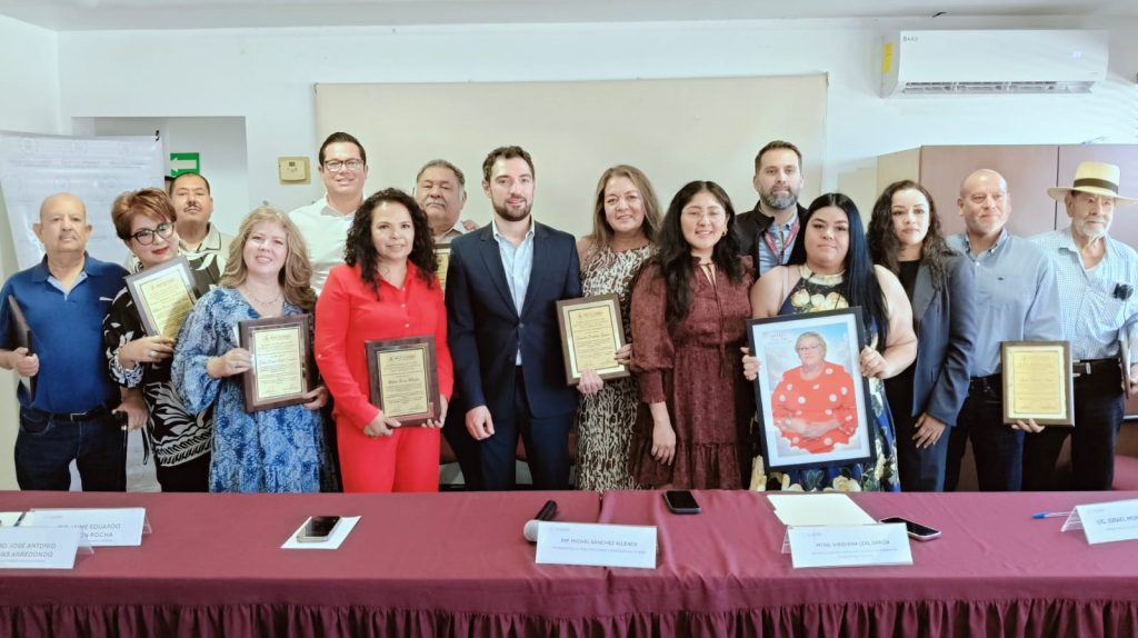 Entrega Congreso de BC estímulos y reconocimientos a empleados por jubilación