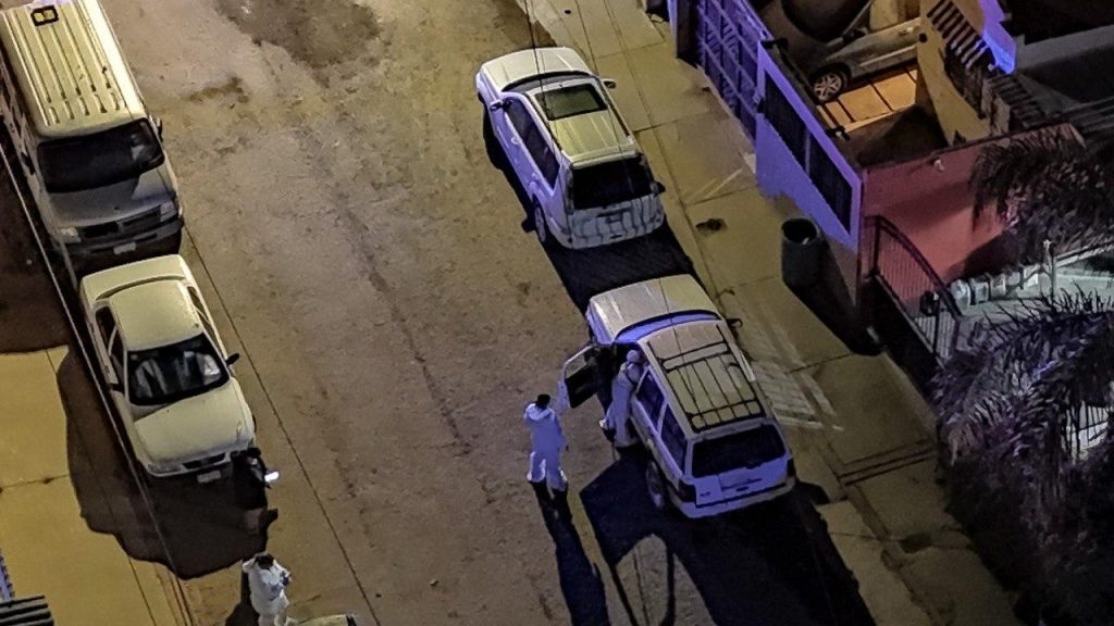 Localizan tres cuerpos en camioneta sin placas en Tecate; dos hombres y una mujer
