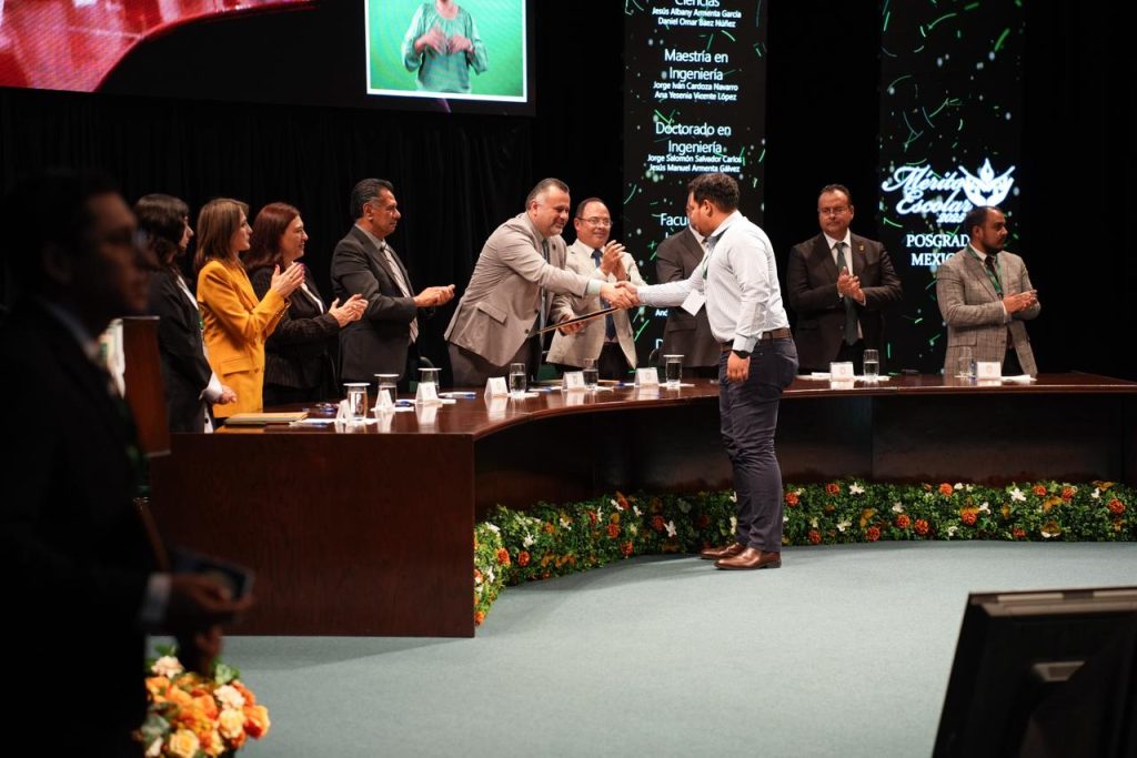 UABC reconoce la excelencia académica de 371 cimarronas y cimarrones