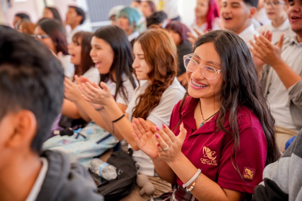 Sostiene alcaldesa de Mexicali encuentro con jóvenes