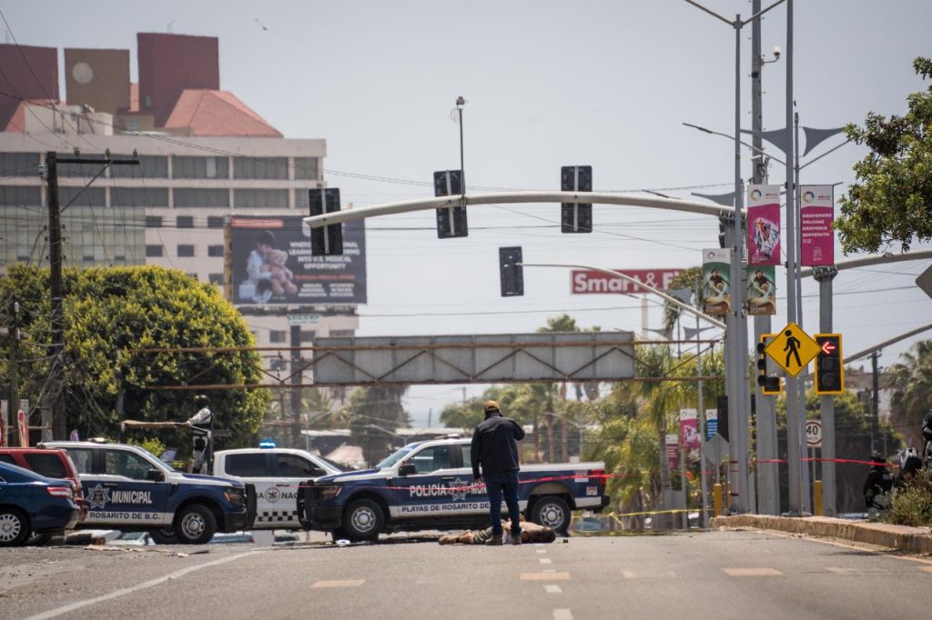 Lesionan a policía municipal en Playas de Rosarito; agresor es abatido