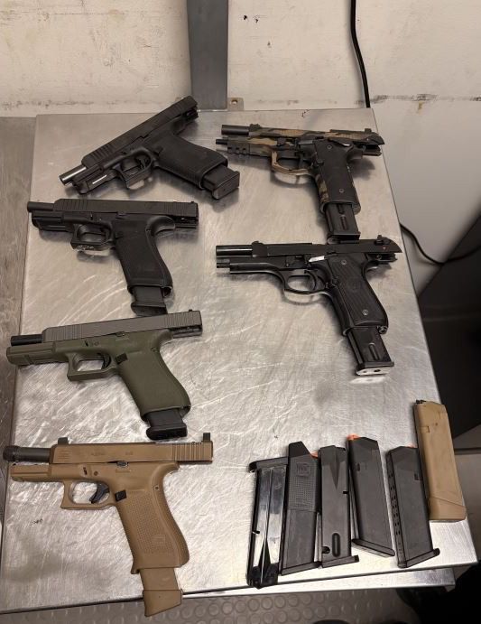 Agentes de CBP incautaron pistolas, cartuchos y municiones en el puerto de entrada Calexico Oeste