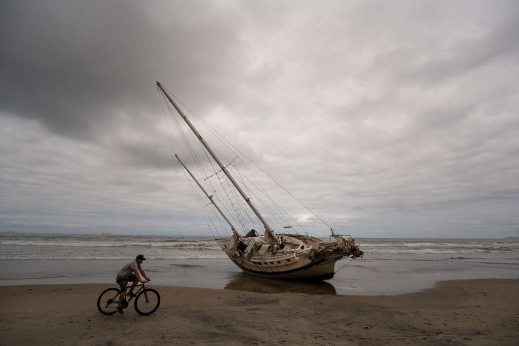 Barco de estadounidense queda atrapado en la costa de Tijuana