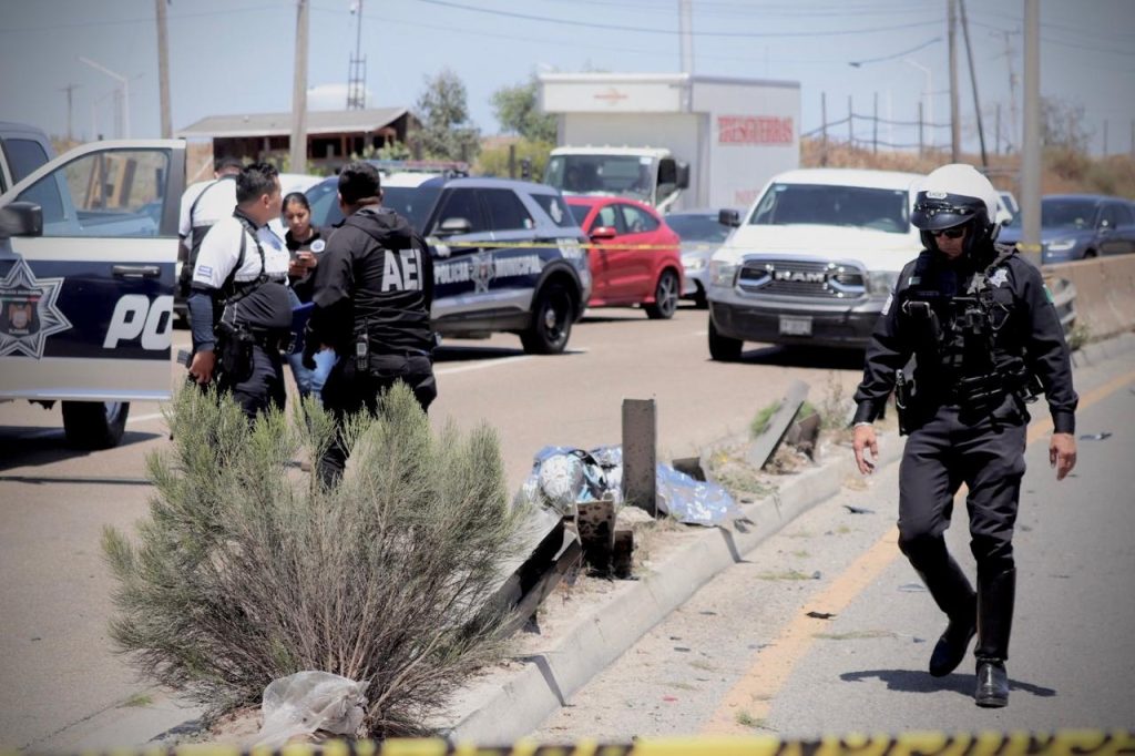 Motociclista derrapa en curva de la carretera libre Rosarito-Tijuana y pierde la vida