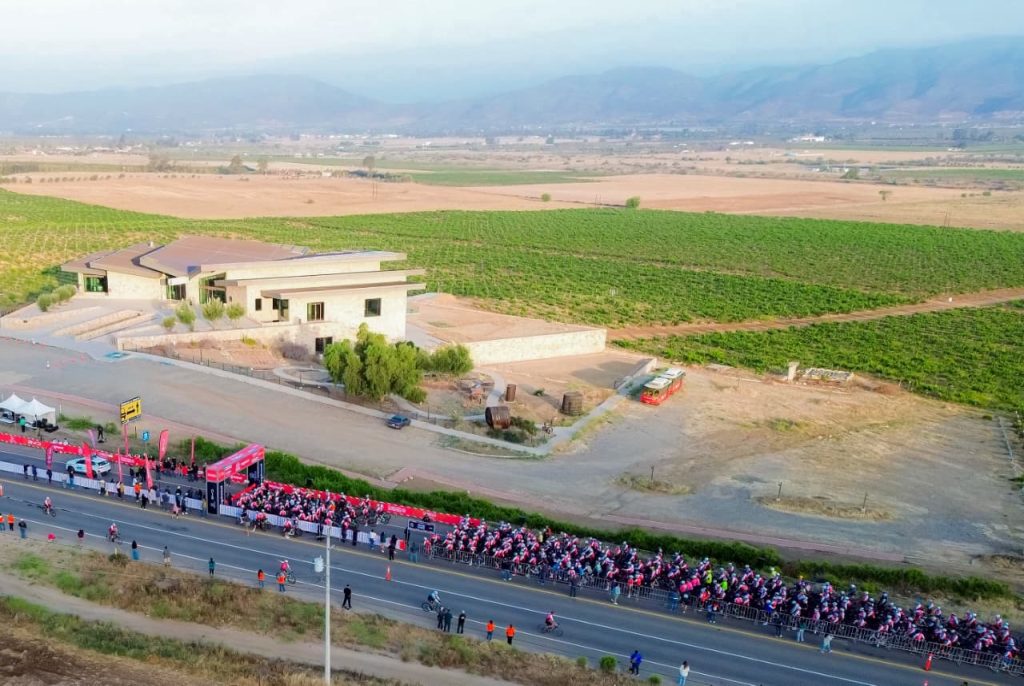 Mil ciclistas participan en el Desafío Ensenada by La Vuelta 2026