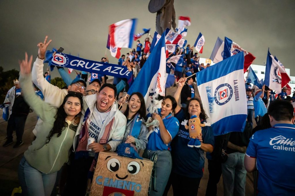 La glorieta Cuauhtémoc se pinta de azul tras “décimo” campeonato de la máquina cementera