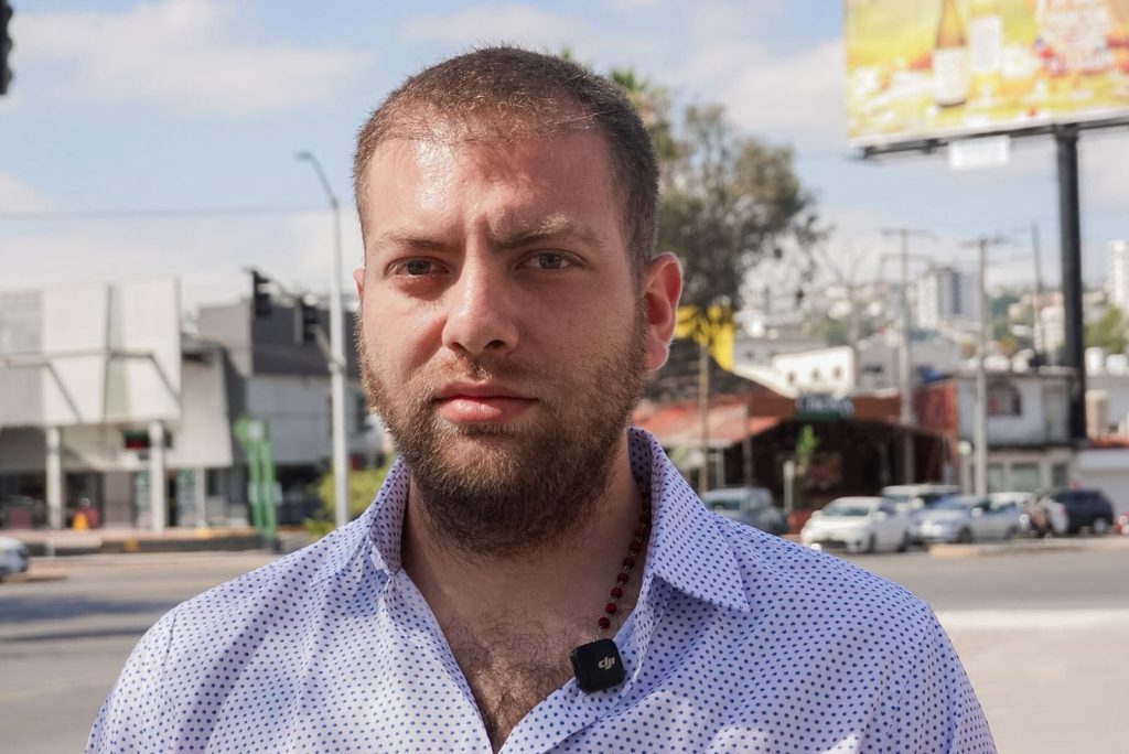 Frente al restaurante familiar, joven estadounidense amplía denuncia por presunta privación ilegal de la libertad en Tijuana