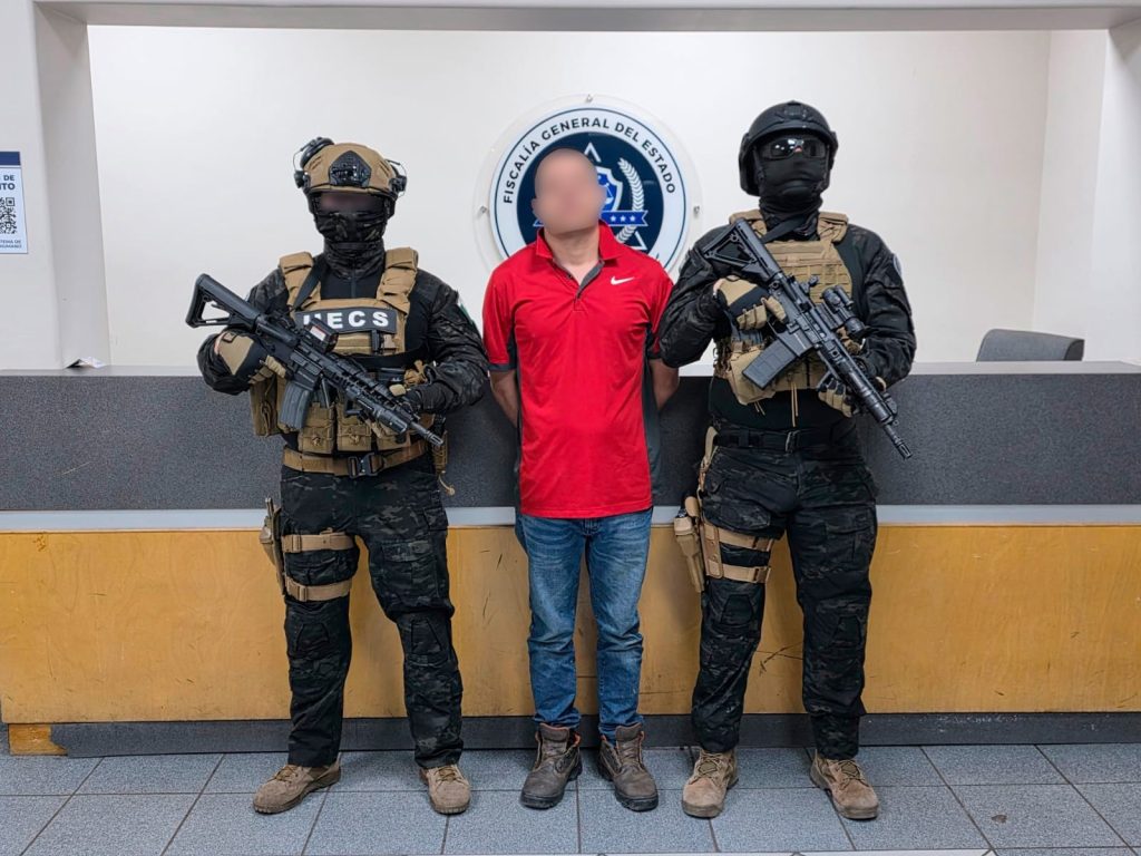 Simula privación de libertad para extorsionar