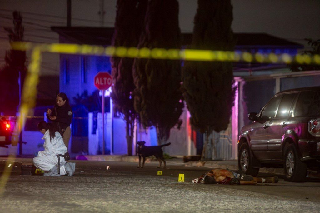 Ejecutan a hombre de 46 años en la colonia Obrera; atacantes escapan en moto y sedán