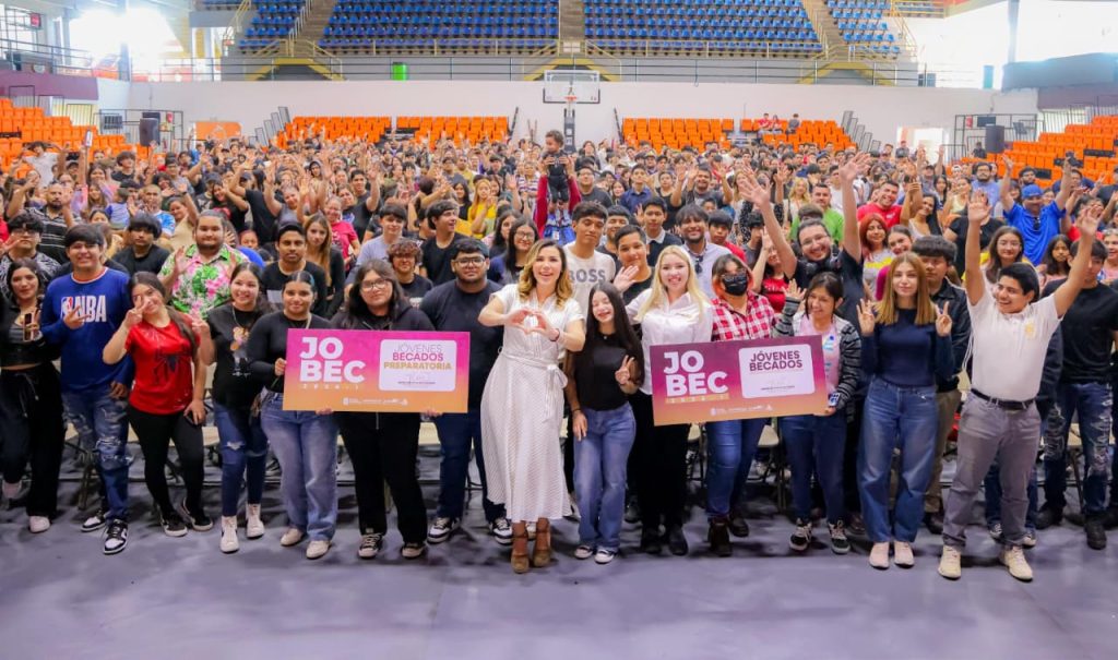 Gobernadora Marina del Pilar inicia entrega de becas JOBEC en apoyo a juventudes