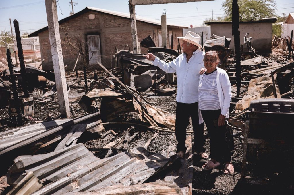 Pareja de adultos mayores pierden todo tras incendio de su casa
