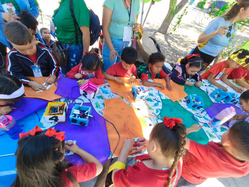 Niñez de preescolar de Tecate participan en el «Dino Bazar Artístico»