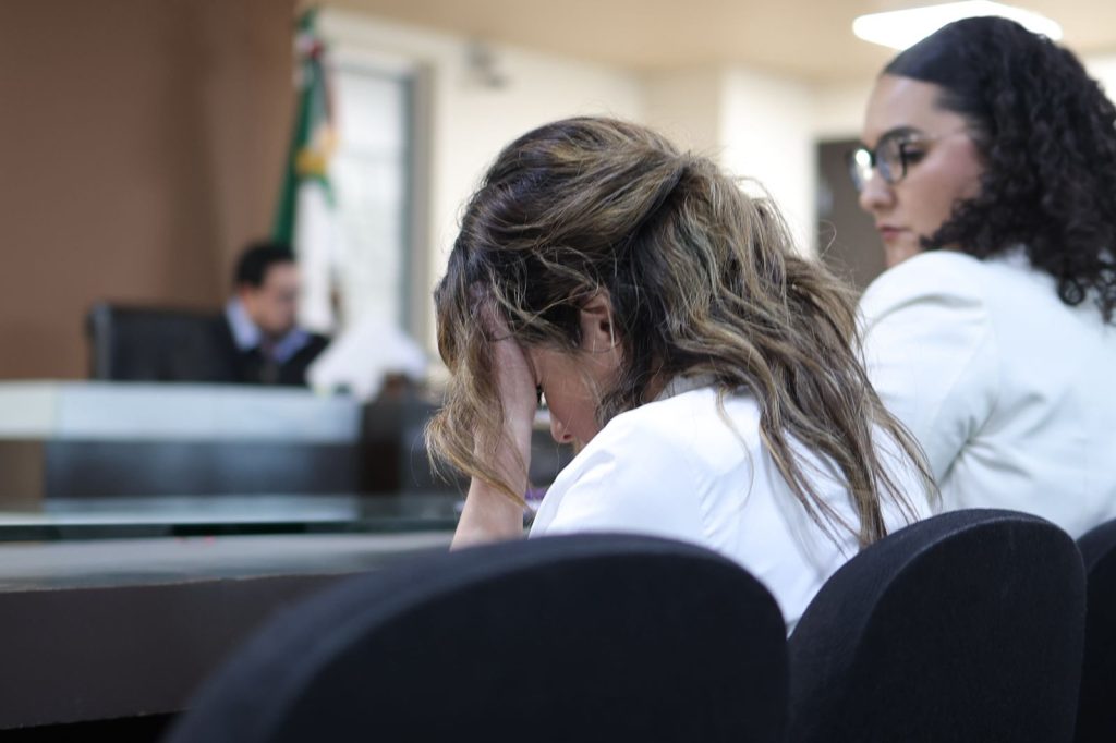 Vinculada a proceso por homicidio por comisión por omisión; madre de Vicente, fallecido dentro de carro