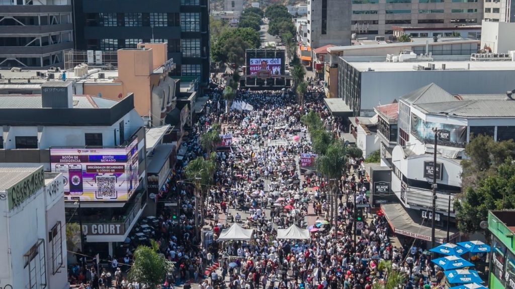 Gobernadora, alcaldes y funcionarios se reúnen con miles de personas en Tijuana para segundo informe de Sheinbaum