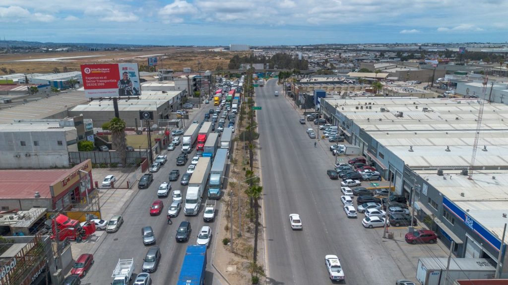 Colapsa Otay por filas de tráilers rumbo a Estados Unidos; tráfico alcanza el Aeropuerto