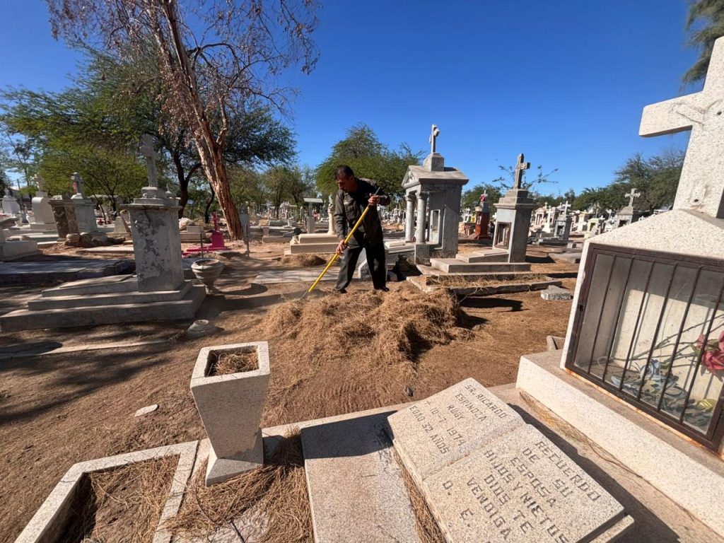 Limpian y ordenan panteones municipales de Mexicali por el Día de las Madres