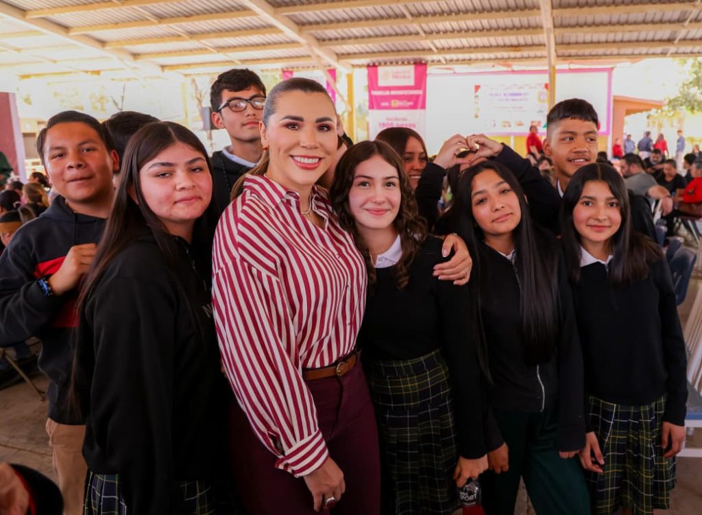 Avanza Baja California entrega de becas Rita Cetina